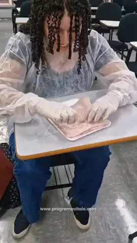 Alunas praticando sutura em sala de aula