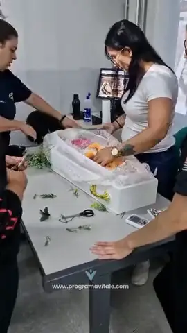 Alunas em aula prática de ornamentação