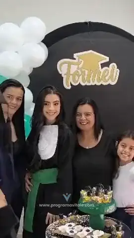 Formandas e familiares na formatura de Vila Mariana