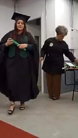 Formandos recebendo o canudo na formatura de Necropsia em Itaquera