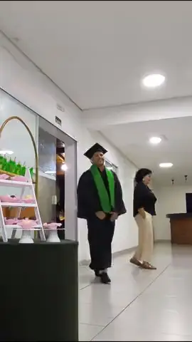 Formandos de beca entrando na formatura de Santo André